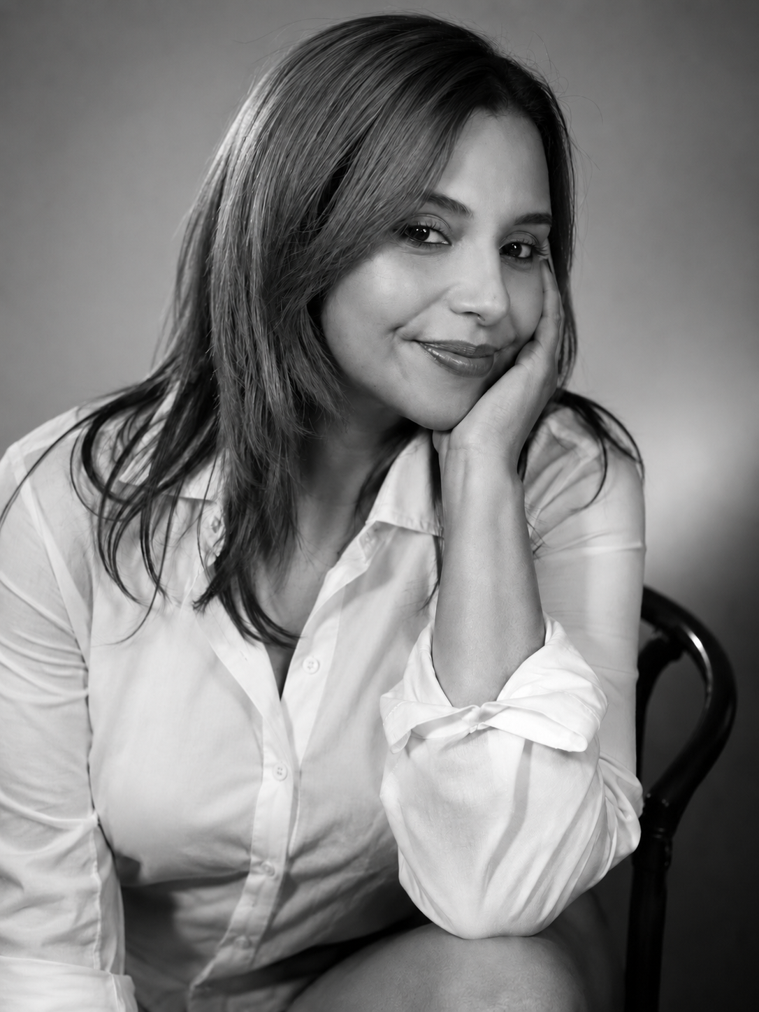 Gloria Ralambo en chemise blanche, portrait en noir et blanc